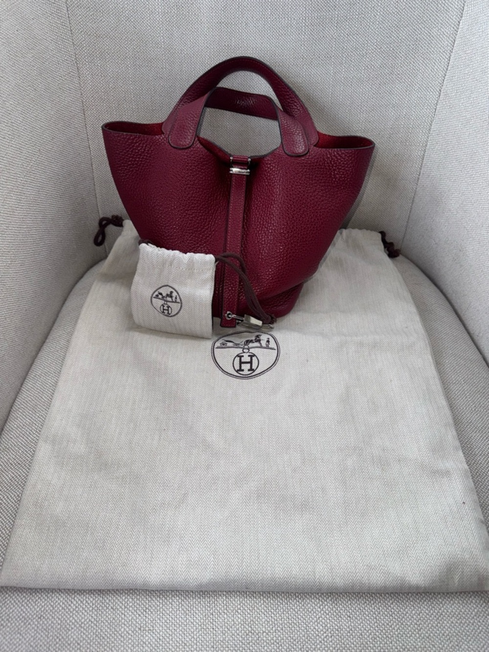 Hermes Picotin Lock 18 handbag crafted from Taurillon Clemence Leather-dark red - Picture 4 of 10